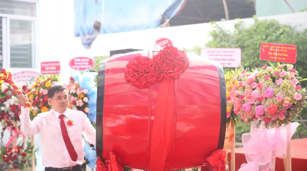 Lãnh đạo trung tâm đánh trống khai giảng năm học mới. Ảnh: CHÍ THẠCH