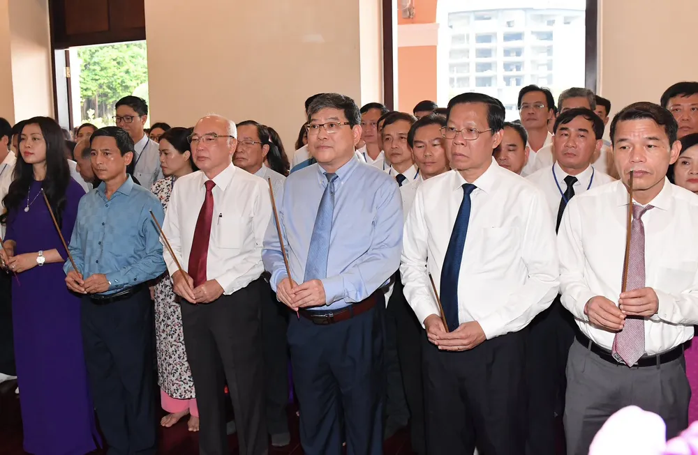 Đoàn đại biểu dâng hoa, dâng hương lên Chủ tịch Hồ Chí Minh tại Bảo tàng Hồ Chí Minh - Chi nhánh TPHCM. Ảnh VIỆT DŨNG