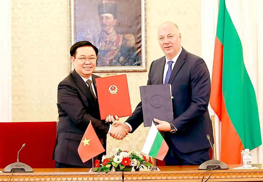 Chủ tịch Quốc hội Vương Đình Huệ và Chủ tịch Quốc hội Bulgaria Rosen Zhelyazkov trao Bản ghi nhớ hợp tác giữa hai Quốc hội. Ảnh: TTXVN
