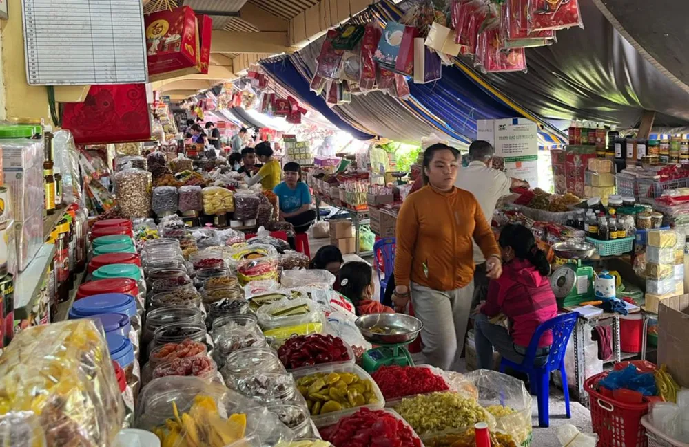 Tiểu thương chợ Bình Tây chờ đợi khách mua hàng