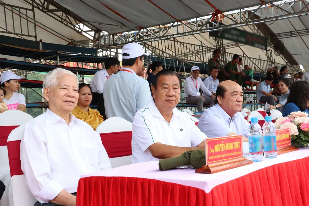 Nguyên Chủ tịch nước Nguyễn Minh Triết cùng lãnh đạo, nguyên lãnh đạo tỉnh Bình Phước tham dự hội chọi trâu