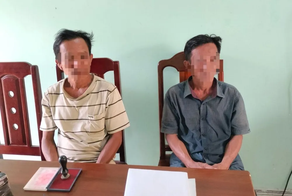 Ông Đ.T.A. và ông H.T.L. tại cơ quan công an Ông Đ.T.A. và ông H.T.L. tại cơ quan công an