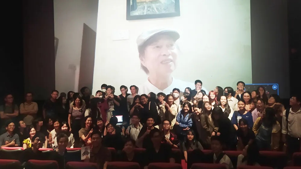 Hàng trăm khán giả đã cùng tham dự suất chiếu Bao giờ cho đến tháng 10