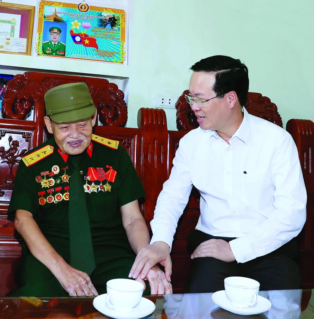 Chủ tịch nước Võ Văn Thưởng thăm, tặng quà ông Nguyễn Văn Thông, là thương binh 85% (xã Đồng Sơn, TP Bắc Giang). Ảnh: TTXVN