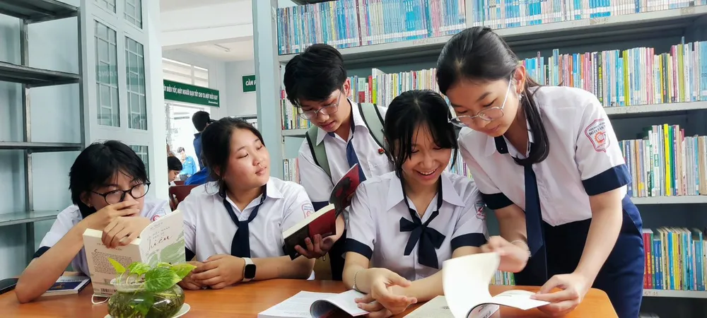 Chương trình Thắp sáng Niềm tin - Vượt khó đến trường của Báo Sài Gòn Giải Phóng tặng thư viện cho trường THPT Đoàn Văn Tố tại thị trấn Cù Lao Dung, tỉnh Sóc Trăng