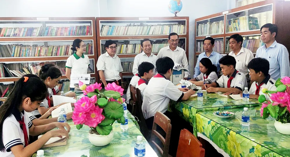 Đại diện Báo Sài Gòn Giải Phóng, lãnh đạo huyện Ba Tri và nhà tài trợ bàn giao thư viện cho học sinh huyện Ba Tri, tỉnh Bến Tre