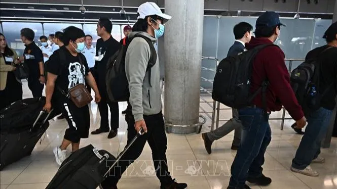 Nhóm công nhân Thái Lan đầu tiên trở về từ Israel tại sân bay quốc tế Suvarnabhumi ở Bangkok, ngày 12-10. Ảnh: TTXVN