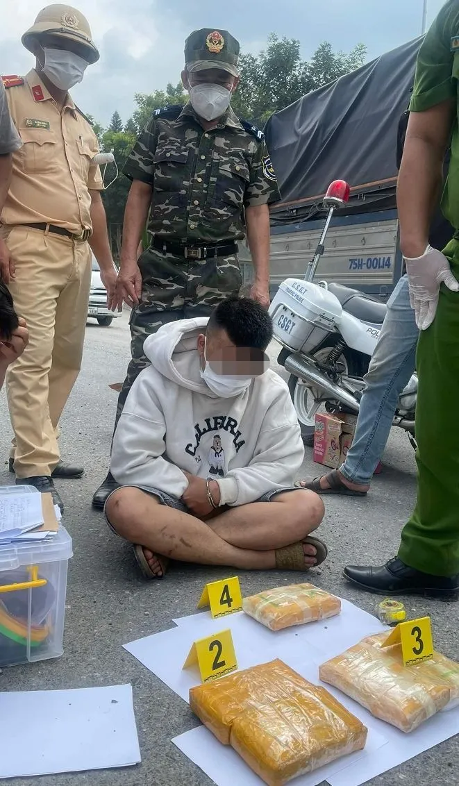 Cơ quan chức năng bắt giữ đối tượng Tài cùng tang vật