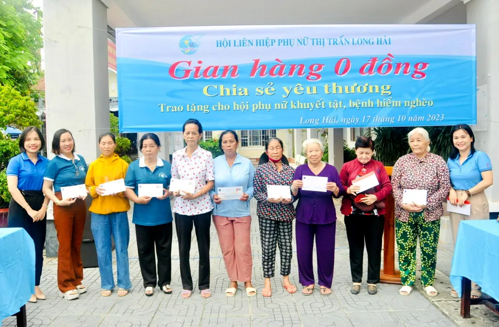 BNC KĐN và DVK phối hợp với Hội liên hiệp Phụ nữ thị trấn Long Hải, trao tặng 10 phần quà trong Chương trình "Gian hàng 0 đồng – San sẻ yêu thương"