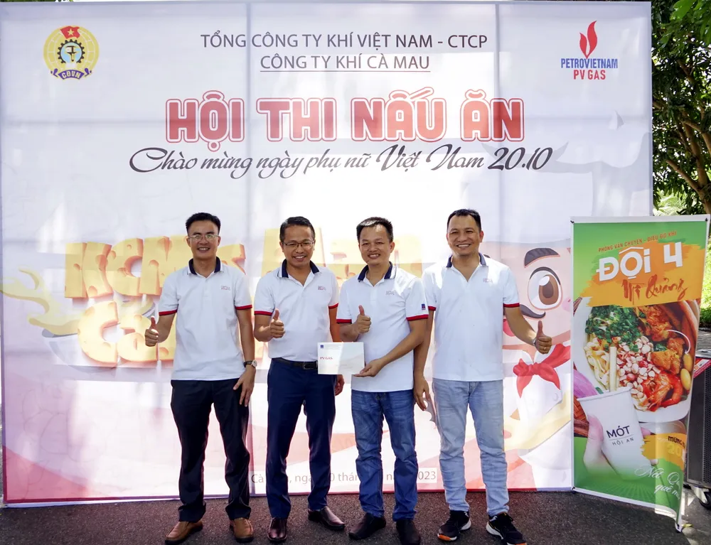 BTC trao giải Nhất cho đội tuyển nam với món mì Quảng truyền thống