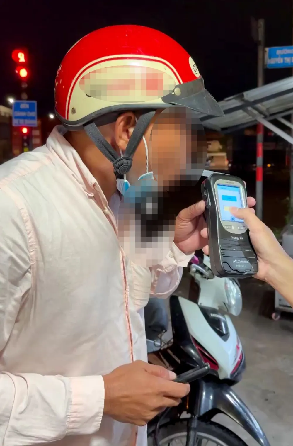 Nghĩa được CSGT đo nồng độ cồn