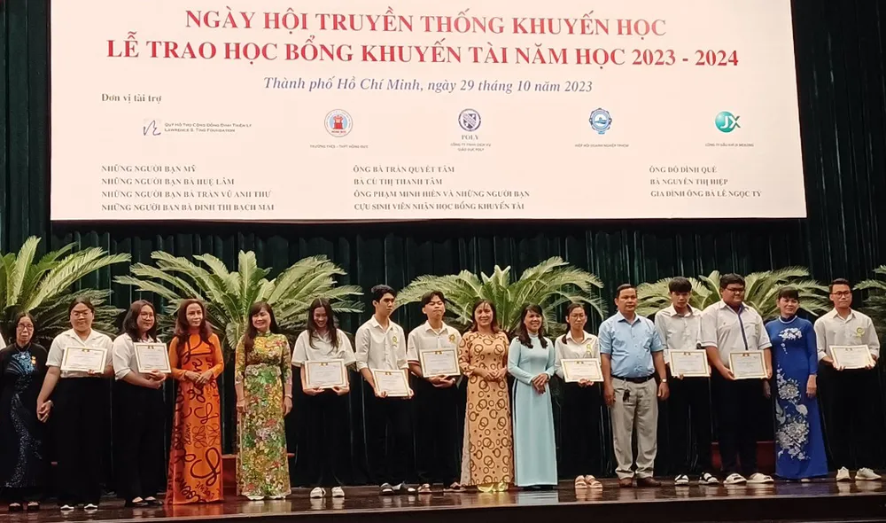 Các cá nhân và tập thể trao tặng học bổng cho 88 sinh viên lần đầu tiên nhận học bổng trong năm học 2023-2024