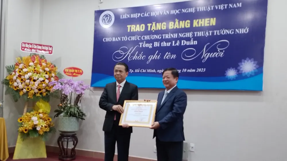 Nhạc sĩ Đỗ Hồng Quân trao tặng bằng khen của Liên hiệp các Hội VHNT Việt Nam cho ban tổ chức chương trình nghệ thuật đặc biệt "Khắc ghi tên Người” Nhạc sĩ Đỗ Hồng Quân trao tặng bằng khen của Liên hiệp các Hội VHNT Việt Nam cho ban tổ chức chương trình nghệ thuật đặc biệt "Khắc ghi tên Người”