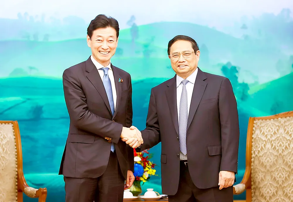 Thủ tướng Phạm Minh Chính tiếp ông Nishimura Yasutoshi, Bộ trưởng Bộ Kinh tế, Thương mại và Công nghiệp Nhật Bản, chiều 3-11. Ảnh: VIẾT CHUNG