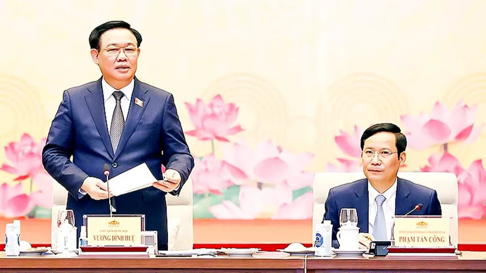 Chủ tịch Quốc hội Vương Đình Huệ phát biểu tại buổi gặp mặt đoàn đại biểu doanh nghiệp gia đình tiêu biểu cả nước, tối 3-11 Chủ tịch Quốc hội Vương Đình Huệ phát biểu tại buổi gặp mặt đoàn đại biểu doanh nghiệp gia đình tiêu biểu cả nước, tối 3-11