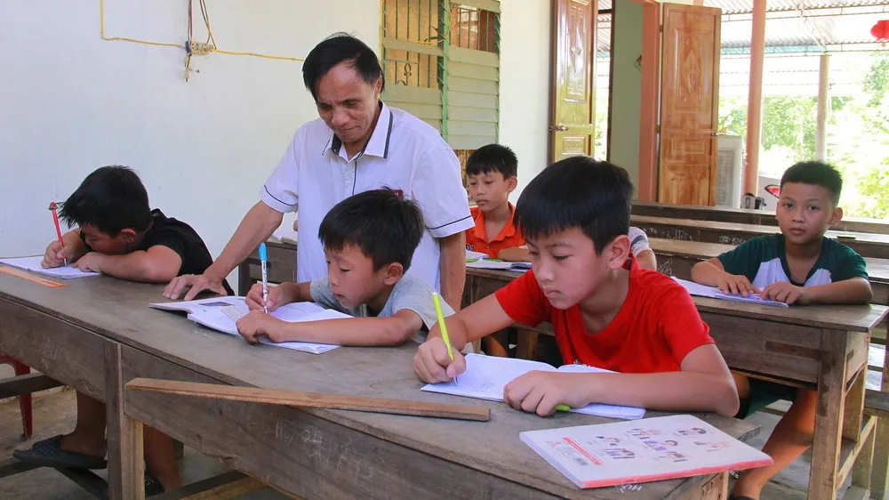 Lớp học của ông giáo làng Đặng Tiến Dũng