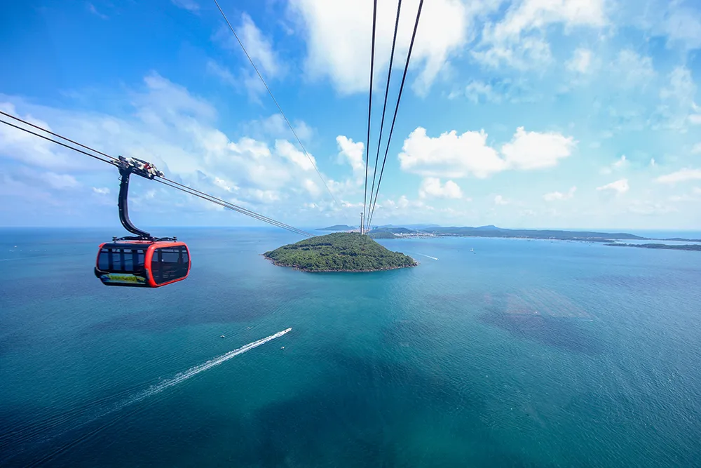 Tuyến cáp treo 3 dây dài nhất thế giới đưa du khách chiêm ngưỡng khung cảnh trác tuyệt của vùng biển Phú Quốc trước khi đến với Sun World Hon Thom