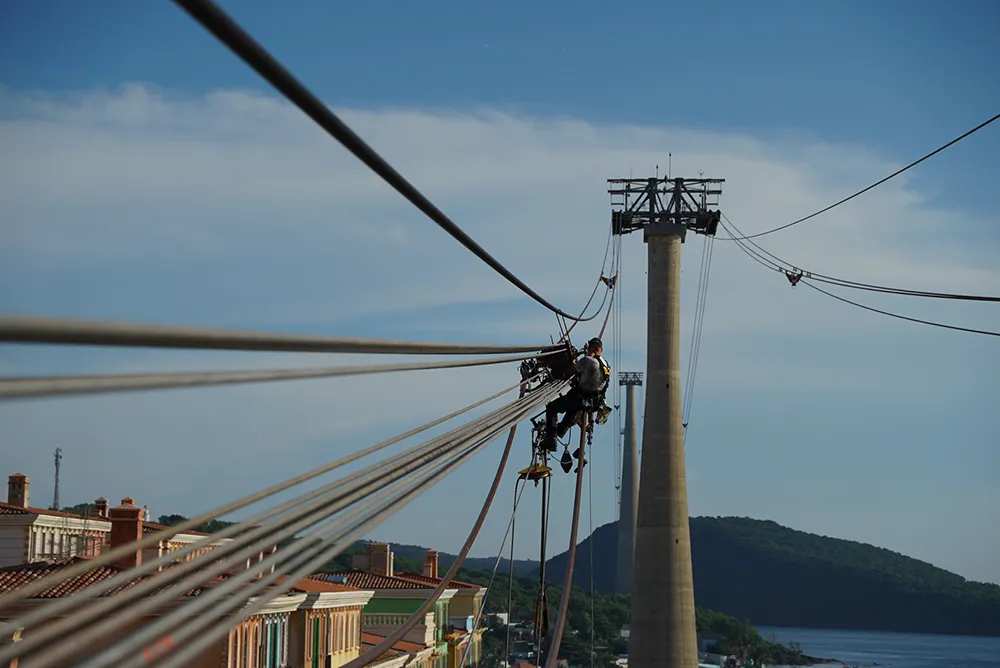Bảo trì tuyến cáp treo dài gầm 8km vượt biển đòi hỏi sự công phu và mức đầu tư chi phí lớn