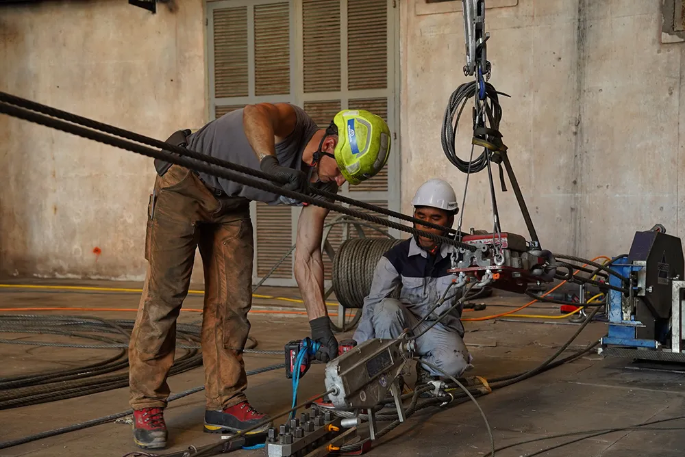 Các kỹ sư quốc tế và Việt Nam bảo trì định kỳ tuyến cáp treo Sun World Hon Thom