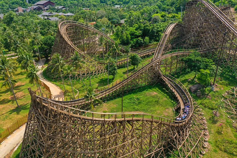 Mỗ Xà Thịnh Nộ tại Sun World Hon Thom là tàu lượn siêu tốc bằng gỗ đầu tiên ở Việt Nam