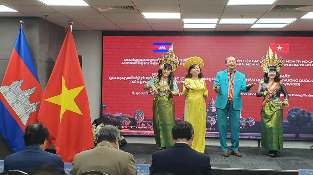 Họp mặt kỷ niệm 70 năm Ngày Độc lập Vương quốc Campuchia