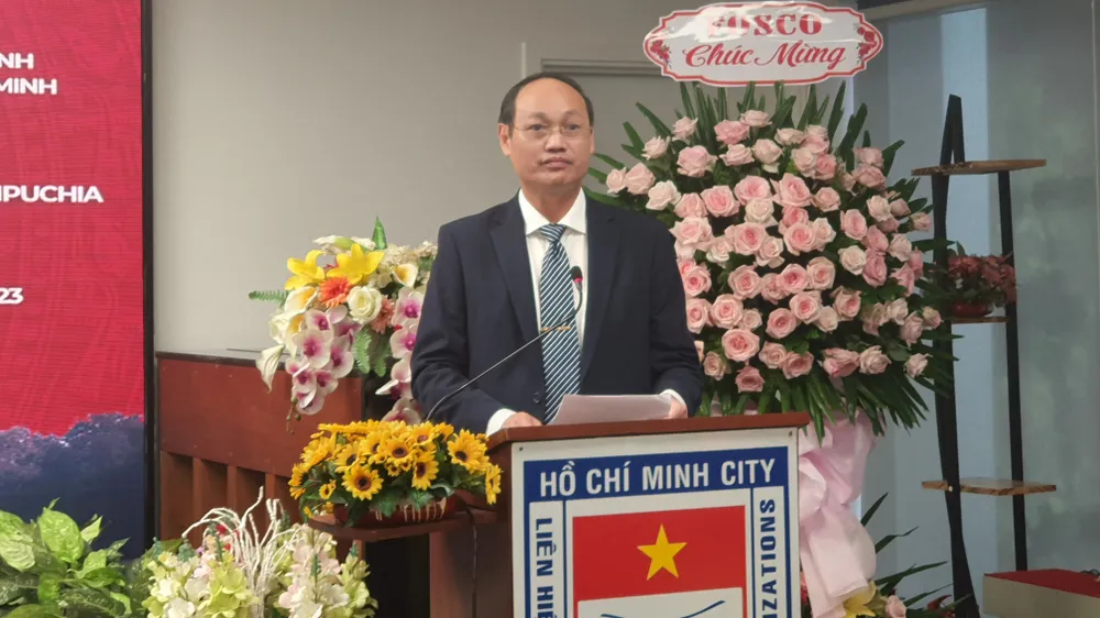 Chủ tịch Hội hữu nghị Việt Nam - Campuchia TPHCM Nguyễn Văn Nam phát biểu tại buổi họp mặt. Ảnh: THỤY VŨ