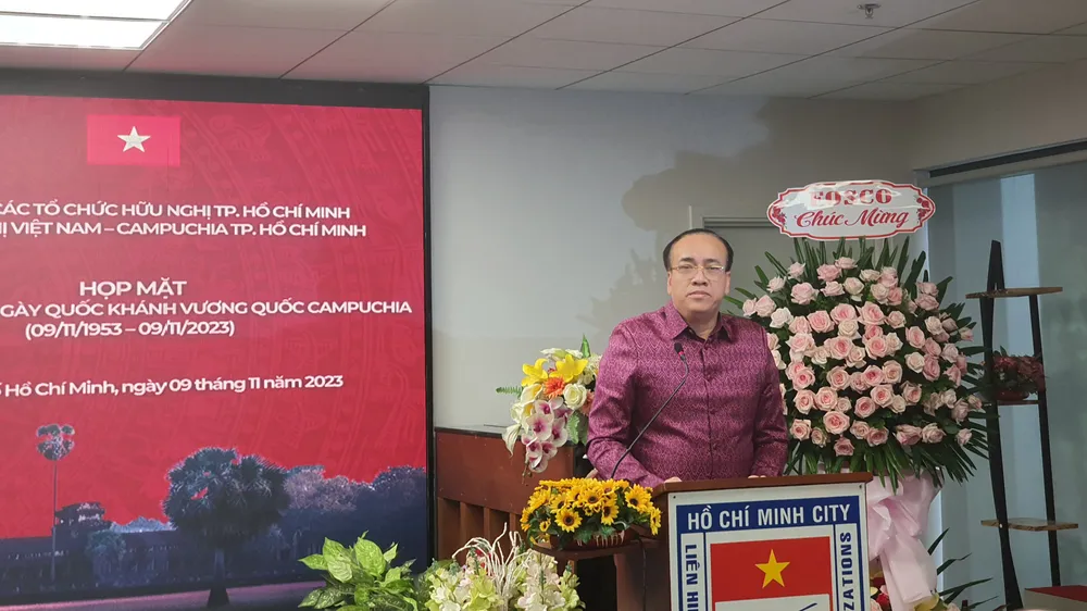 Tổng Lãnh sự Campuchia tại TPHCM Chan Sorykan phát biểu tại buổi họp mặt. Ảnh: THỤY VŨ