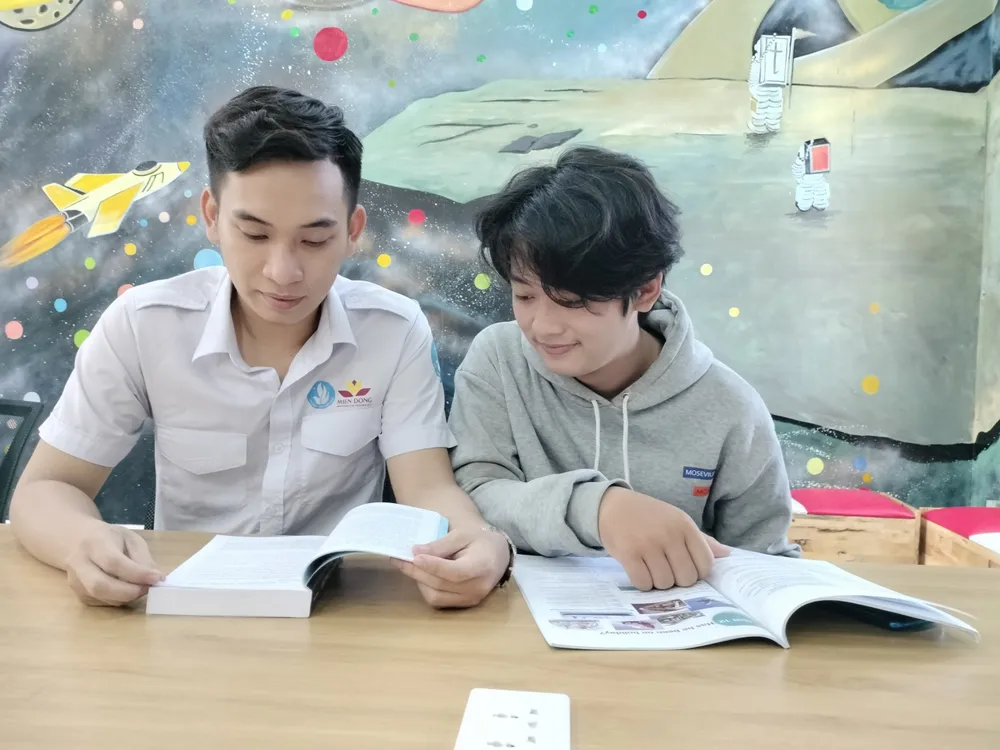 Anh Chung Bách Xuyên (trái) cùng bạn tham khảo tài liệu tại phòng đọc sách của nhà trường Anh Chung Bách Xuyên (trái) cùng bạn tham khảo tài liệu tại phòng đọc sách của nhà trường