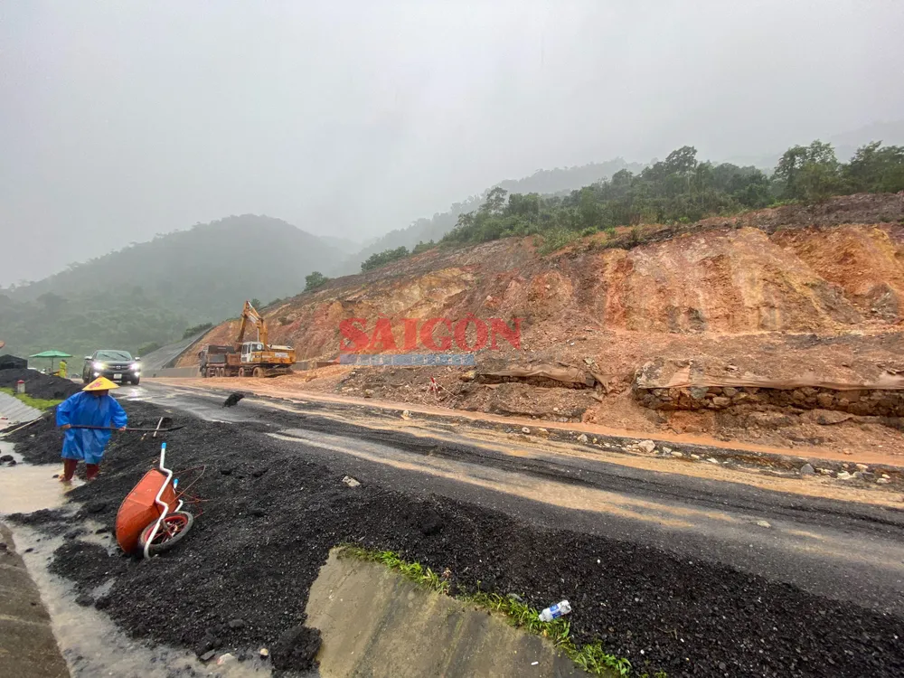 Ngoài Km46+300, tuyến đường cao tốc La Sơn - Túy Loan còn có dấu hiệu sạt lở ở nhiều vị trí khác