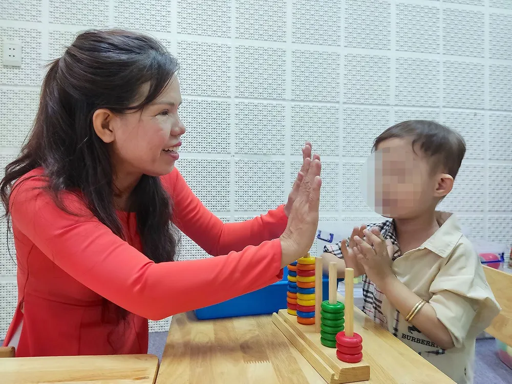 Cô Nguyễn Ngọc Thủy, Trường Giáo dục chuyên biệt Thảo Điền (TP Thủ Đức), hướng dẫn kỹ năng cho học trò