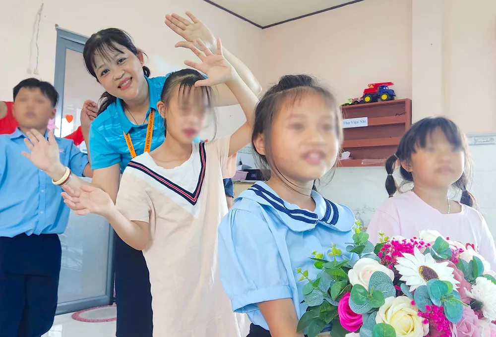 Cô Nguyễn Thị Ngọc Huệ, Phó hiệu trưởng Trường Giáo dục chuyên biệt Thảo Điền, TP Thủ Đức, và học trò trong giờ học kỹ năng sống