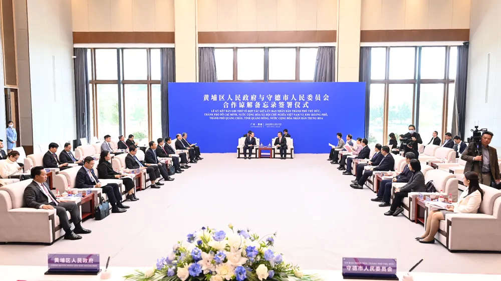 Đoàn đại biểu cấp cao TPHCM đến thăm và làm việc tại Thành phố Tri thức Quảng Châu. Ảnh: VĂN MINH