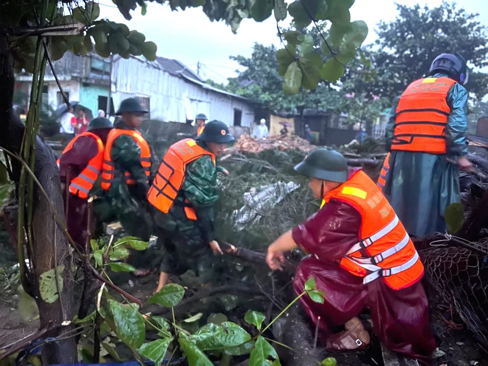 Bộ đội Biên phòng thu dọn cây cối đổ gãy vì mưa to, gió lớn tại thị trấn Lăng Cô, huyện Phú Lộc, tỉnh Thừa Thiên Huế
