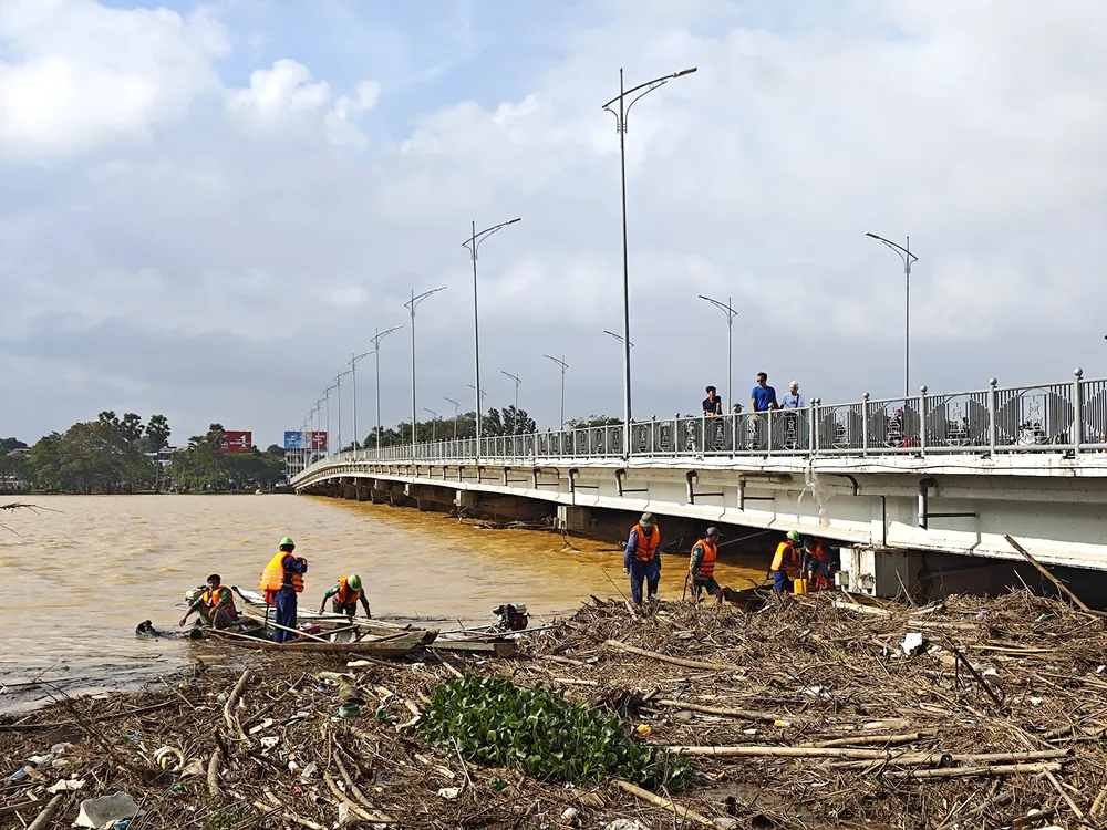 Trục vớt củi, rác thải ứ đọng trên sông Hương khi lũ rút dần