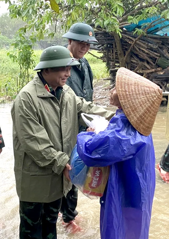 Lãnh đạo Quân khu 4 thăm hỏi, tặng quà người dân vùng thấp trũng tỉnh Thừa Thiên Huế