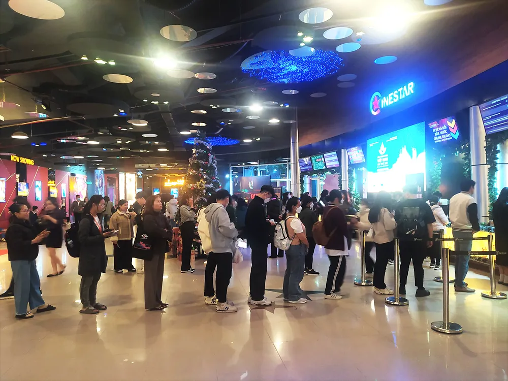 Khán giả tại TP Đà Lạt xếp hàng nhận vé xem LHP Việt Nam miễn phí. Ảnh: ĐOÀN KIÊN