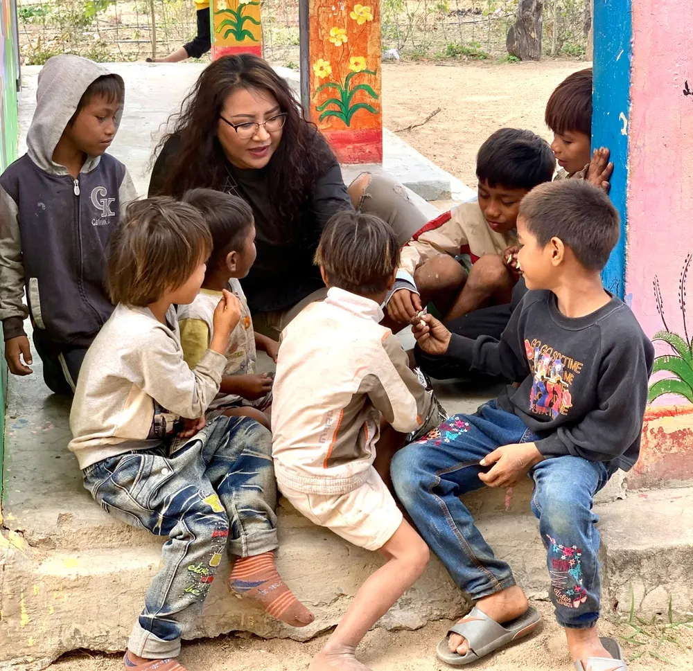 Nhà văn Trần Gia Bảo với các em nhỏ trong một chuyến đi thực tế