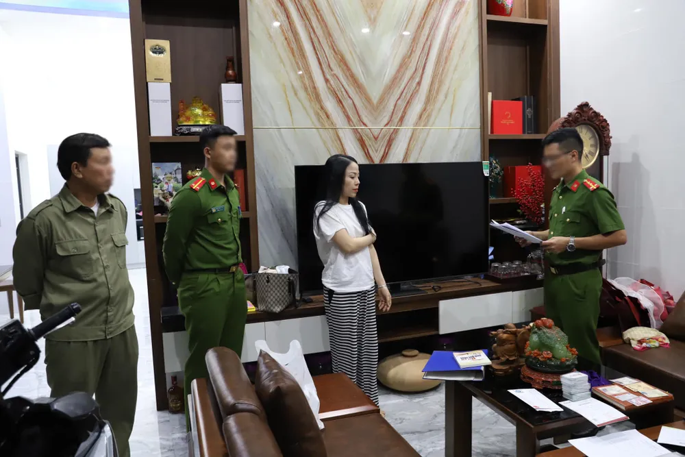 Cơ quan điều tra đọc lệnh khám xét nơi ở của Hồ Thị Hải (vợ Tạo). Ảnh: Công an Hà Tĩnh