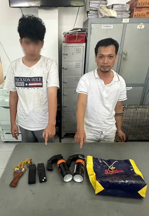 Tây và Tr. (từ phải qua trái) cùng tang vật tại cơ quan công an Tây và Tr. (từ phải qua trái) cùng tang vật tại cơ quan công an