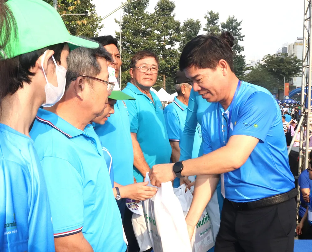 Phó Chủ tịch LĐLĐ TPHCM Phạm Chí Tâm trao quà đến công nhân khó khăn dịp Tết Nguyên đán 2024