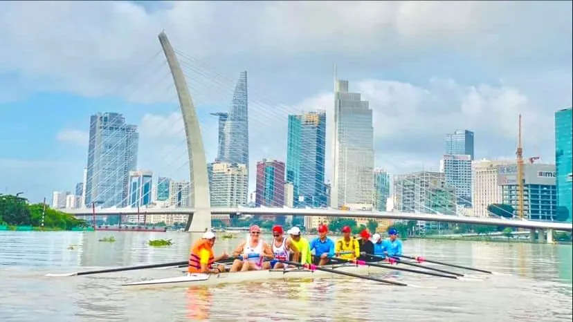 Các tay chèo TPHCM thường xuyên tập luyện ngoài trời. Ảnh: ĐỨC TÂN