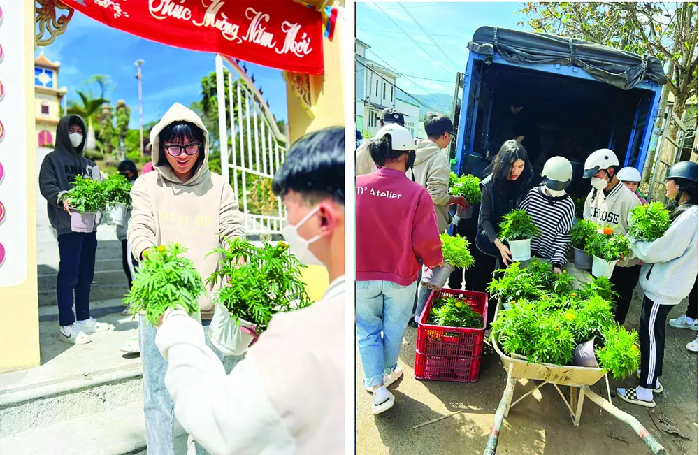 Những bạn trẻ đồng hành cùng “Vườn ở khắp nơi” trao tặng hoa cho mọi người dịp Tết Quý Mão 2023