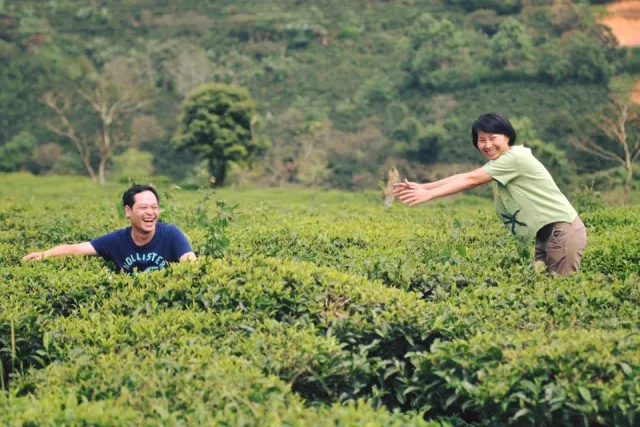 Trên mỗi bước chân, chị Diệu Linh luôn có phu quân yểm trợ (Ảnh từ Facebook nhân vật)