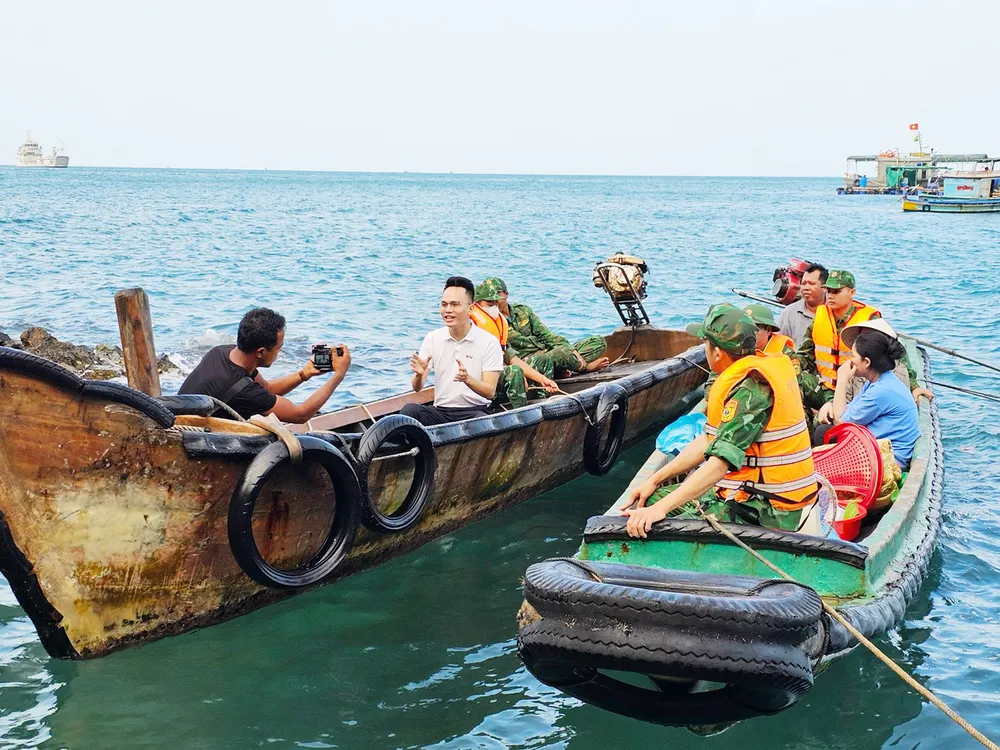 Phóng viên Hoài Đảm (VTV, áo trắng) trong một cảnh quay chương trình Chiều cuối năm 2024 tại khu vực đảo Hòn Chuối, Cà Mau. Ảnh: BTC