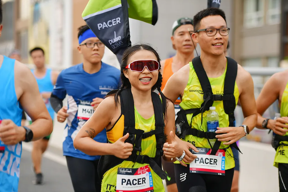 Bảo Trâm đồng hành với các “chân chạy” tại một giải marathon. Ảnh: NVCC