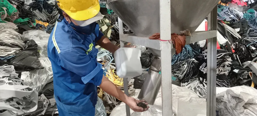 Hạt nhựa được tạo ra từ việc tái chế chất thải nhựa ở Công ty cổ phần Kho vận giao nhận ngoại thương Mộc An Châu