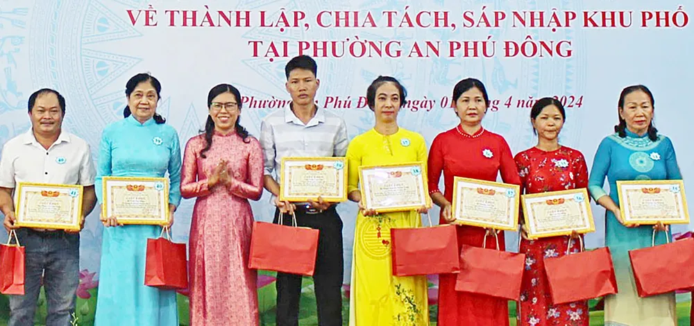 UBND phường An Phú Đông, quận 12 trao thư khen cá nhân tham gia hoạt động khu phố, ấp; tổ dân phố, tổ nhân dân. Ảnh: ĐÔNG SƠN