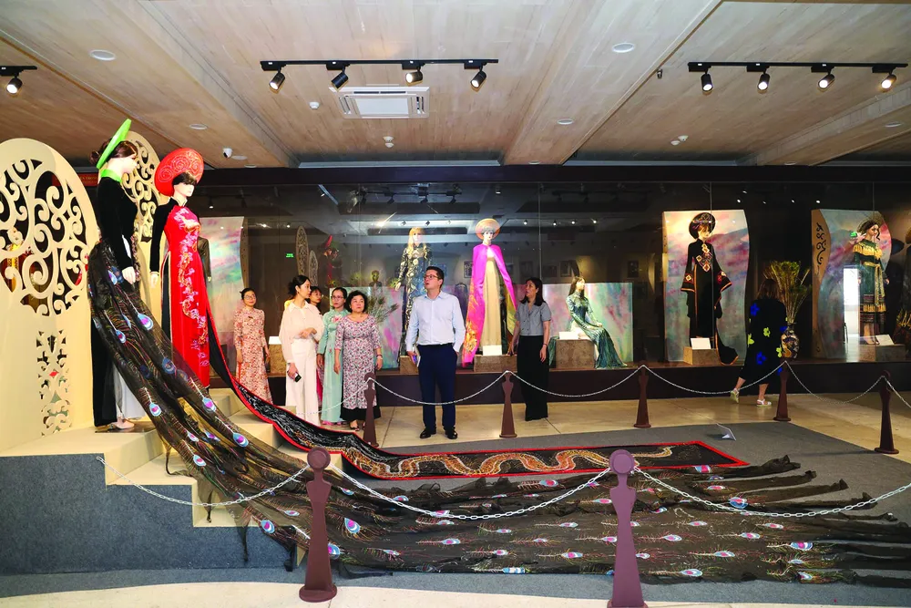 T15 - Khách tham quan tại Bảo tàng Phụ nữ Nam bộ.jpg