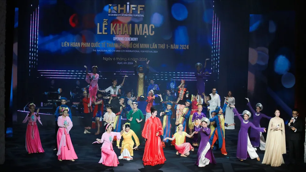 Nét cổ truyền kết hợp phong cách hiện đại tại lễ khai mạc Liên hoan phim quốc tế TPHCM lần thứ nhất (HIFF). Ảnh: BTC