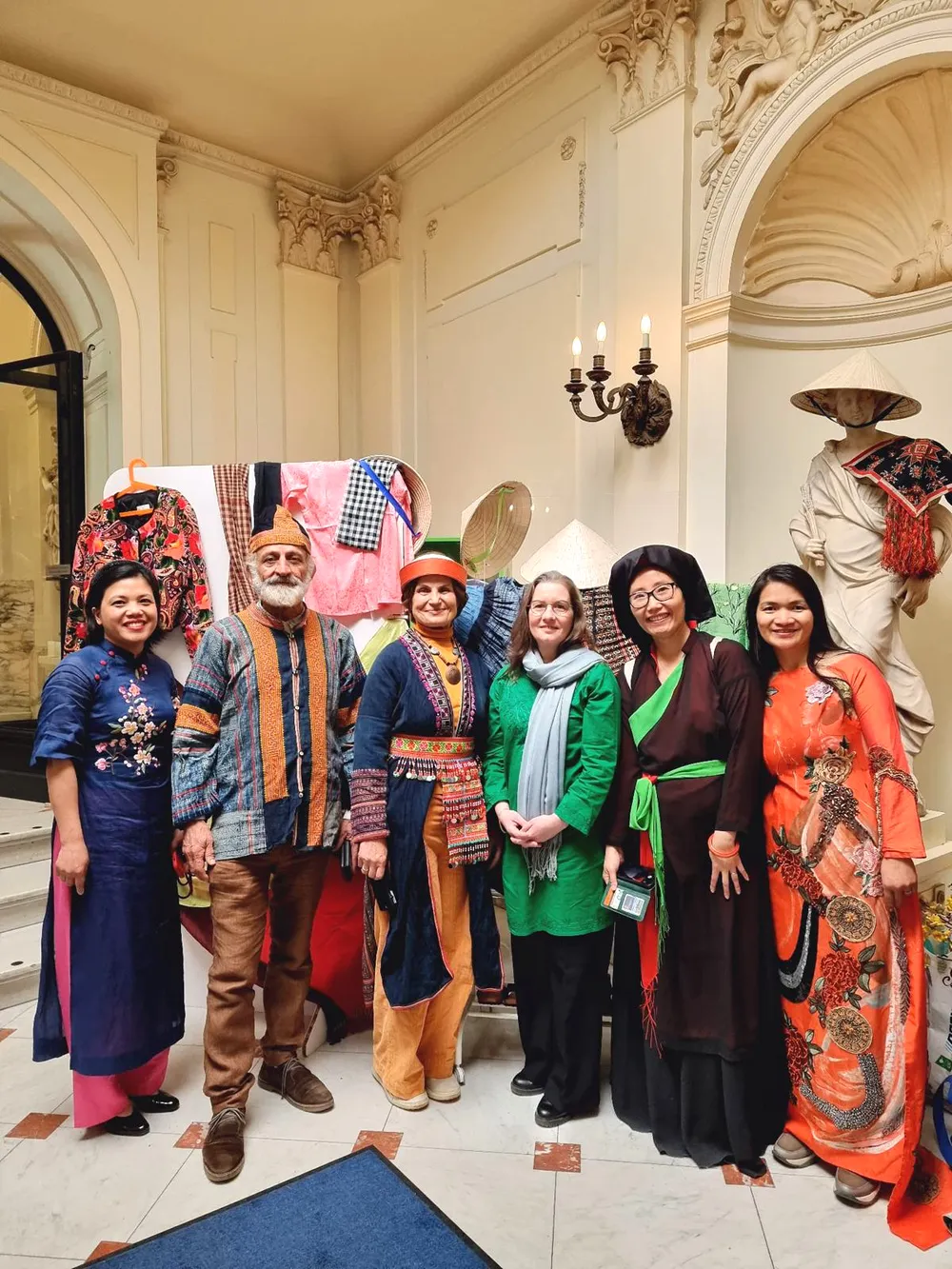 CN6 Nguoi Viet bon phuong.jpg